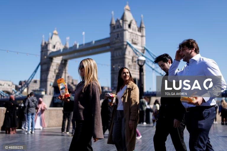 Inglaterra: Os trabalhadores da cidade aproveitam o tempo quente em Londres