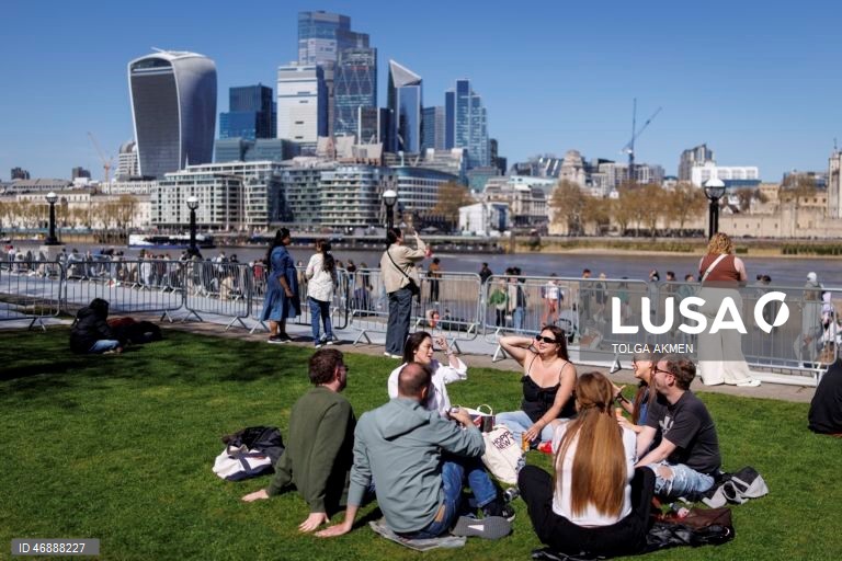 Inglaterra: Os trabalhadores da cidade aproveitam o tempo quente em Londres