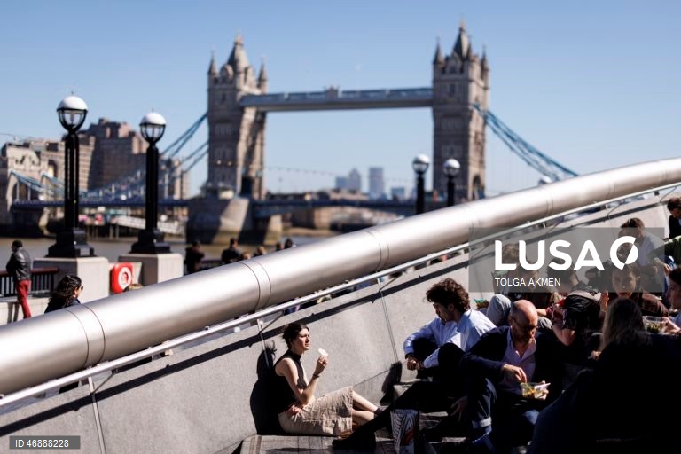 Inglaterra: Os trabalhadores da cidade aproveitam o tempo quente em Londres