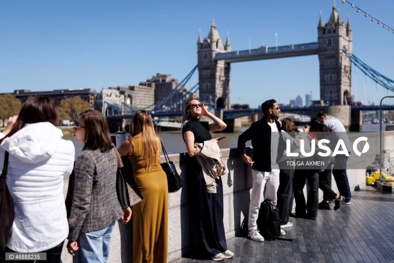 Inglaterra: Os trabalhadores da cidade aproveitam o tempo quente em Londres