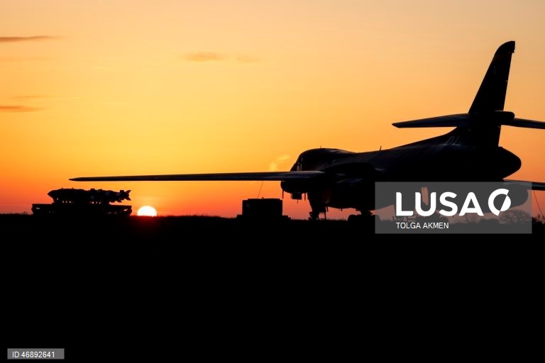 Atividade militar dos EUA na base da RAF Fairford, durante um cessar-fogo provisório entre os EUA e o Irão. 