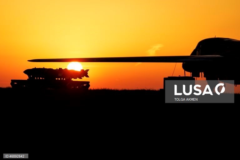 Atividade militar dos EUA na base da RAF Fairford, durante um cessar-fogo provisório entre os EUA e o Irão. 