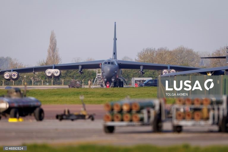 Atividade militar dos EUA na base da RAF Fairford, durante um cessar-fogo provisório entre os EUA e o Irão. 