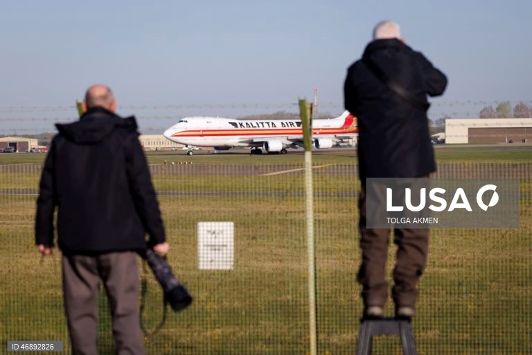 Atividade militar dos EUA na base da RAF Fairford, durante um cessar-fogo provisório entre os EUA e o Irão. 