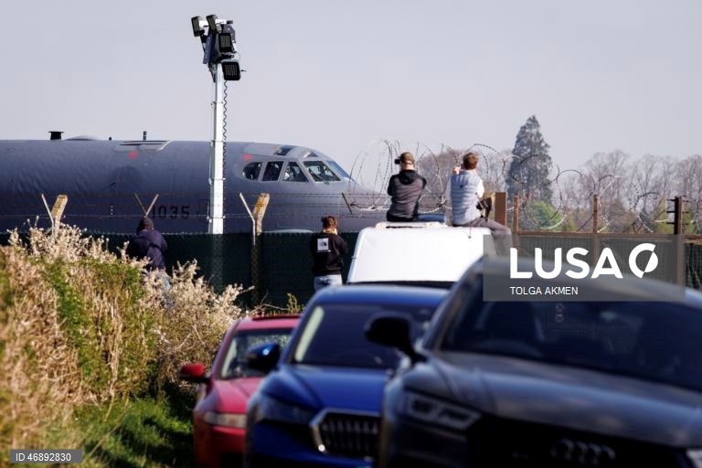 Atividade militar dos EUA na base da RAF Fairford, durante um cessar-fogo provisório entre os EUA e o Irão. 
