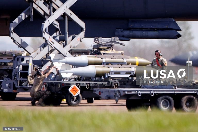 Atividade militar dos EUA na base da RAF Fairford, durante um cessar-fogo provisório entre os EUA e o Irão. 