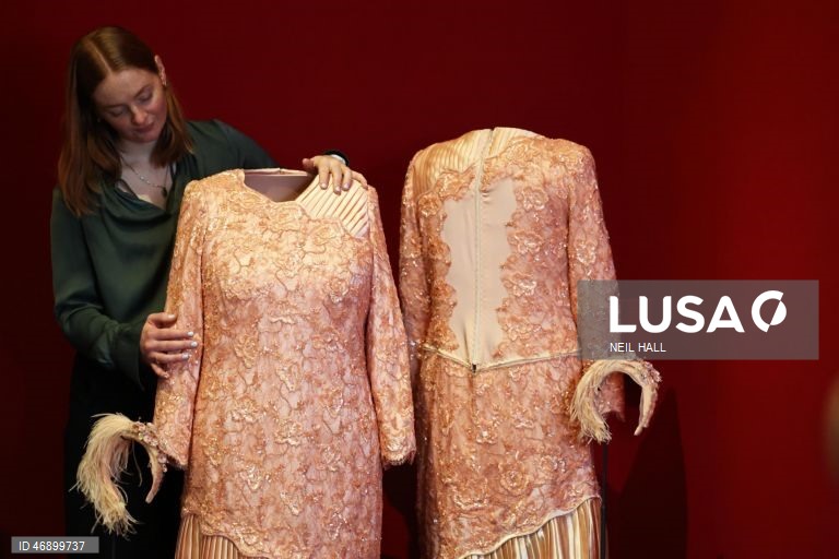 Exposição sobre o estilo da Rainha Isabel II no Palácio de Buckingham