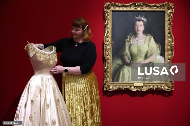 Exposição sobre o estilo da Rainha Isabel II no Palácio de Buckingham