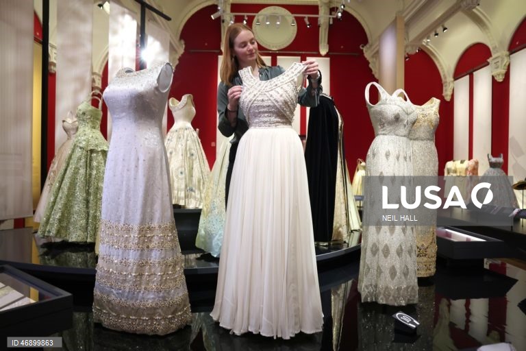 Exposição sobre o estilo da Rainha Isabel II no Palácio de Buckingham