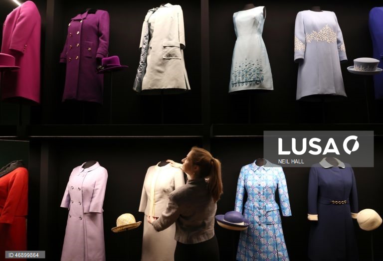 Exposição sobre o estilo da Rainha Isabel II no Palácio de Buckingham