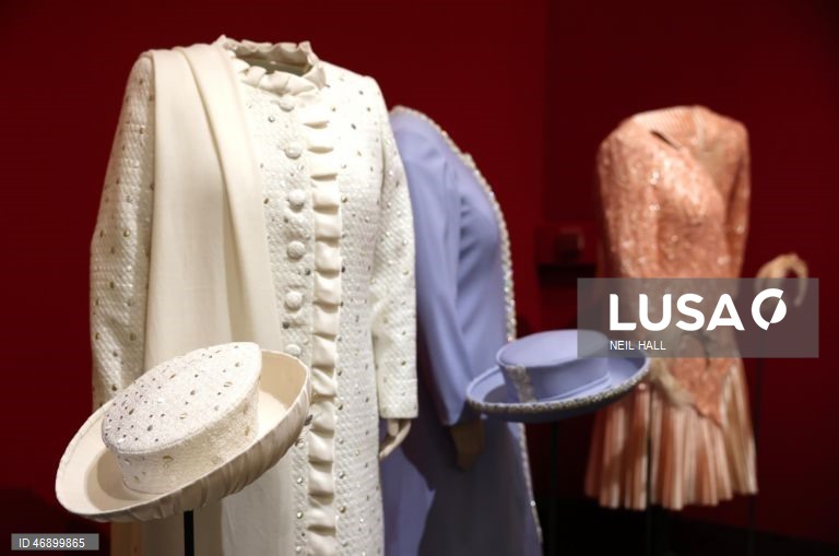 Exposição sobre o estilo da Rainha Isabel II no Palácio de Buckingham