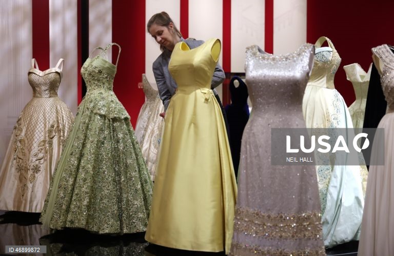 Exposição sobre o estilo da Rainha Isabel II no Palácio de Buckingham