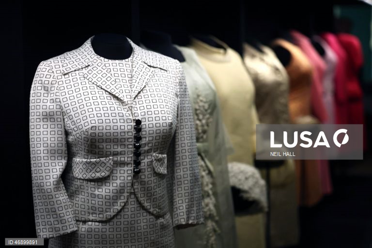 Exposição sobre o estilo da Rainha Isabel II no Palácio de Buckingham