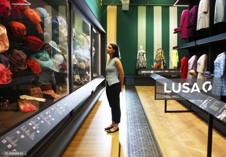 Exposição sobre o estilo da Rainha Isabel II no Palácio de Buckingham
