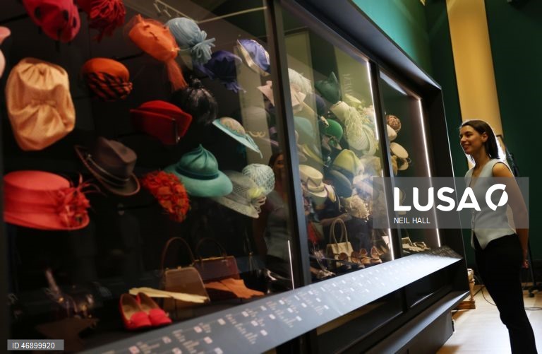 Exposição sobre o estilo da Rainha Isabel II no Palácio de Buckingham