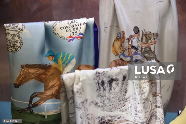 Exposição sobre o estilo da Rainha Isabel II no Palácio de Buckingham