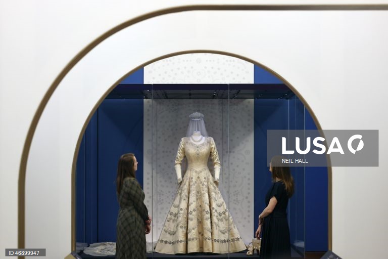 Exposição sobre o estilo da Rainha Isabel II no Palácio de Buckingham