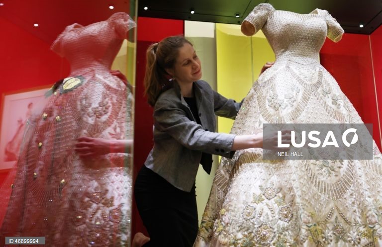 Exposição sobre o estilo da Rainha Isabel II no Palácio de Buckingham