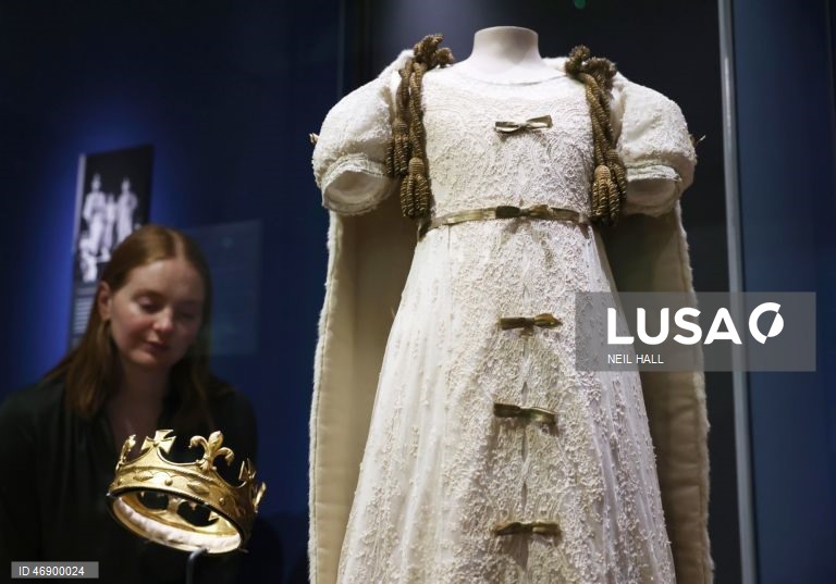 Exposição sobre o estilo da Rainha Isabel II no Palácio de Buckingham