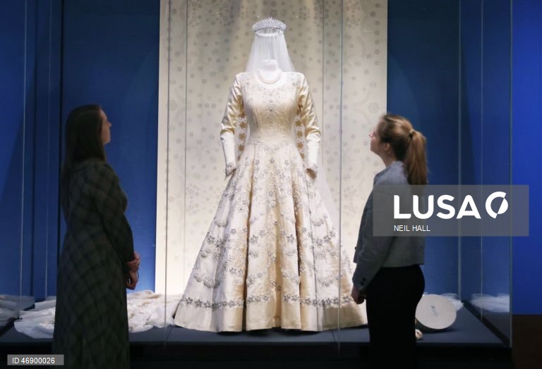 Exposição sobre o estilo da Rainha Isabel II no Palácio de Buckingham