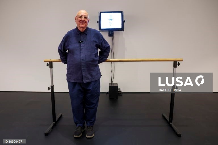 João Penalva posa durante a visita de imprensa às exposições "Persongens e Intérpretes" na Culturgest em Lisboa, 9 de abril de 2026. As exposições comemoram os 50 anos de atividade como artista plástico e os 30 anos da vertente particular da obra de João Penalva. TIAGO PETINGA/LUSA