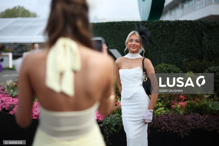 Reino Unido: «Dia das Mulheres» no Randox Grand National Festival, no Hipódromo de Aintree, em Liverpool