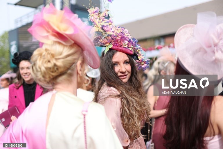 Reino Unido: «Dia das Mulheres» no Randox Grand National Festival, no Hipódromo de Aintree, em Liverpool