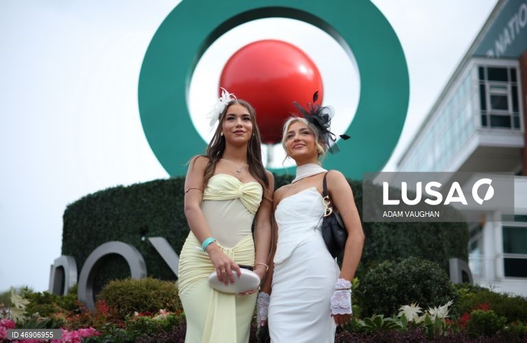 Reino Unido: «Dia das Mulheres» no Randox Grand National Festival, no Hipódromo de Aintree, em Liverpool