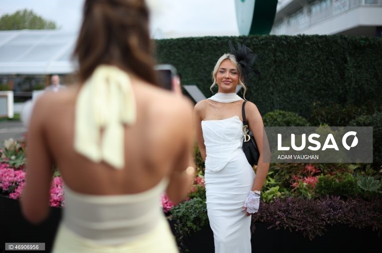 Reino Unido: «Dia das Mulheres» no Randox Grand National Festival, no Hipódromo de Aintree, em Liverpool