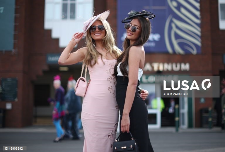 Reino Unido: «Dia das Mulheres» no Randox Grand National Festival, no Hipódromo de Aintree, em Liverpool