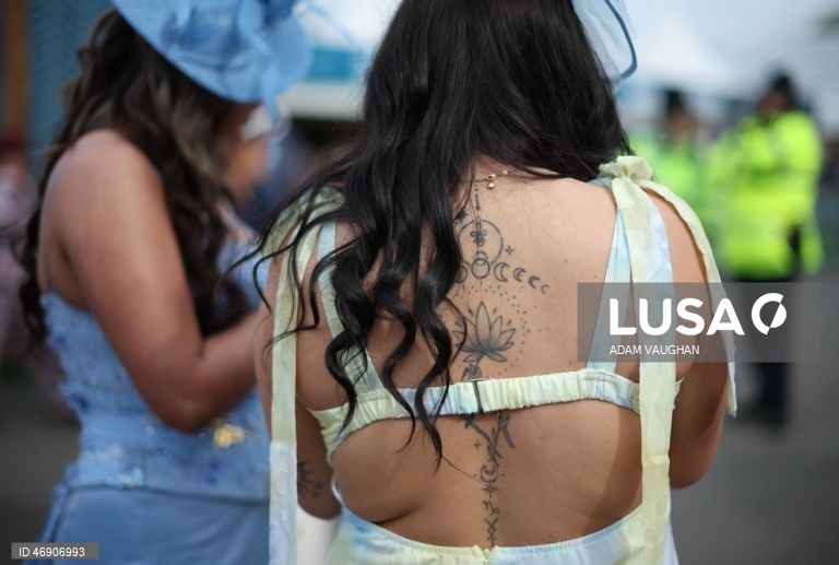 Reino Unido: «Dia das Mulheres» no Randox Grand National Festival, no Hipódromo de Aintree, em Liverpool