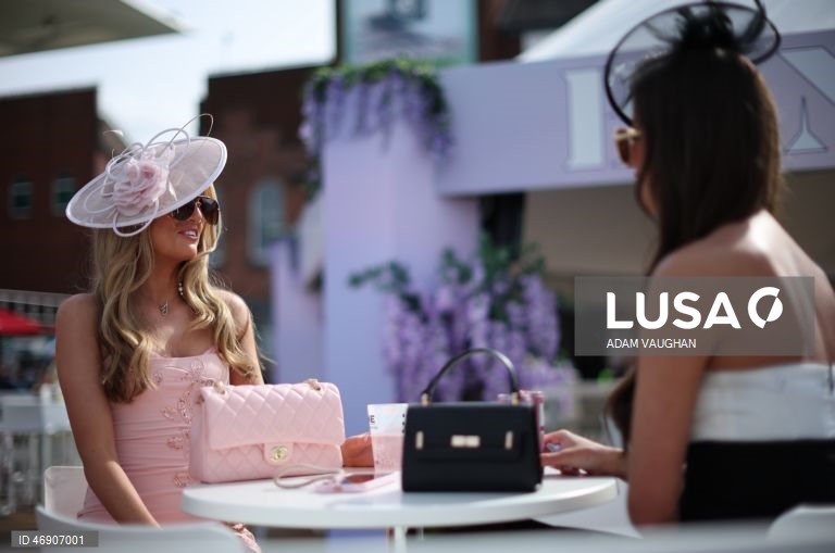 Reino Unido: «Dia das Mulheres» no Randox Grand National Festival, no Hipódromo de Aintree, em Liverpool