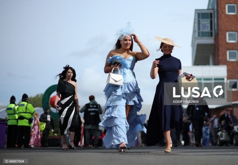 Reino Unido: «Dia das Mulheres» no Randox Grand National Festival, no Hipódromo de Aintree, em Liverpool