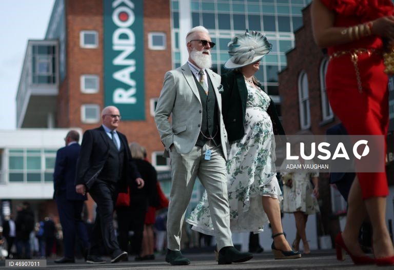 Reino Unido: «Dia das Mulheres» no Randox Grand National Festival, no Hipódromo de Aintree, em Liverpool