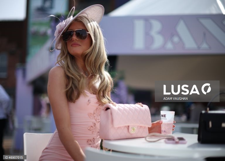 Reino Unido: «Dia das Mulheres» no Randox Grand National Festival, no Hipódromo de Aintree, em Liverpool