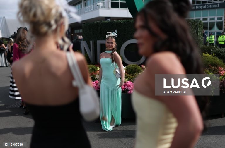 Reino Unido: «Dia das Mulheres» no Randox Grand National Festival, no Hipódromo de Aintree, em Liverpool