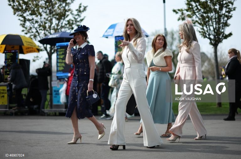 Reino Unido: «Dia das Mulheres» no Randox Grand National Festival, no Hipódromo de Aintree, em Liverpool