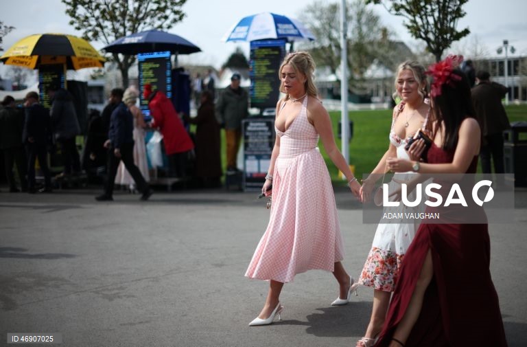 Reino Unido: «Dia das Mulheres» no Randox Grand National Festival, no Hipódromo de Aintree, em Liverpool