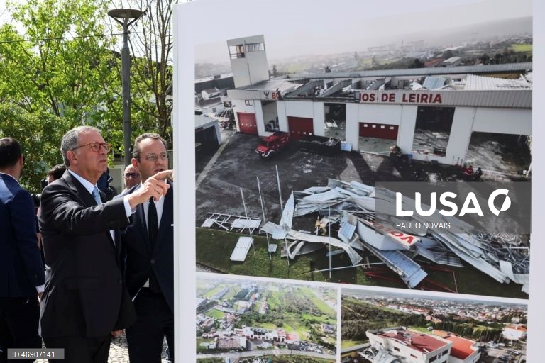 O Presidente da República, António José Seguro, acompanhado pelo presidente da Câmara de Leiria, Gonçalo Lopes durante a visita à exposição sobre a tempestade Kristin, no Jardim Luís de Camões, no quinto dia da sua primeira Presidência Aberta, hoje dedicada ao distrito de Leiria, em Leiria, 10 de abril de 2026. PAULO NOVAIS/LUSA