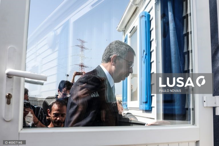 O Presidente da República, António José Seguro, durante a visita a um parque de habitações modulares  que recebeu vítimas do mau tempo, em Pousos, no quinto dia da sua primeira Presidência Aberta, hoje dedicada ao distrito de Leiria, em Leiria, 10 de abril de 2026. PAULO NOVAIS/LUSA