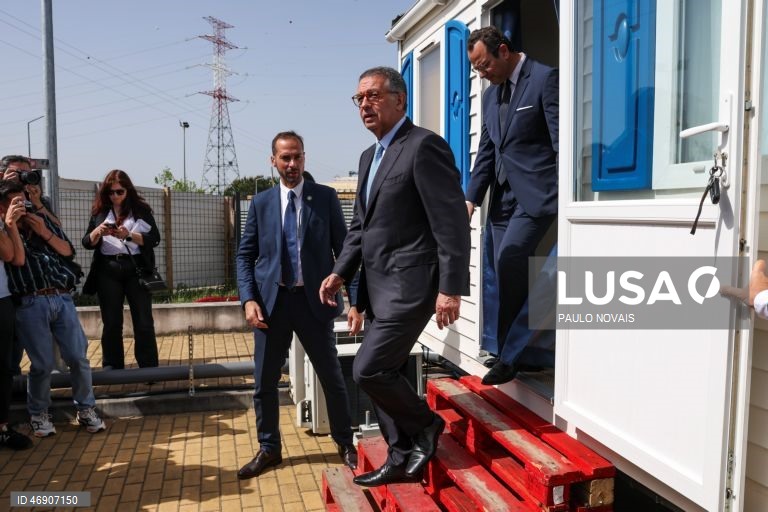 O Presidente da República, António José Seguro, acompanhado pelo presidente da Câmara de Leiria, Gonçalo Lopes durante a visita a um parque de habitações modulares  que recebeu vítimas do mau tempo, em Pousos, no quinto dia da sua primeira Presidência Aberta, hoje dedicada ao distrito de Leiria, em Leiria, 10 de abril de 2026. PAULO NOVAIS/LUSA