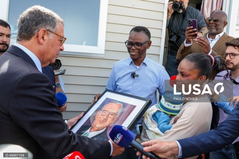 O Presidente da República, António José Seguro, acompanhado pelo presidente da Câmara de Leiria, Gonçalo Lopes fala com uma familia realojada durante a visita a um parque de habitações modulares  que recebeu vítimas do mau tempo, em Pousos, no quinto dia da sua primeira Presidência Aberta, hoje dedicada ao distrito de Leiria, em Leiria, 10 de abril de 2026. PAULO NOVAIS/LUSA
