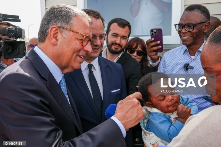 O Presidente da República, António José Seguro, acompanhado pelo presidente da Câmara de Leiria, Gonçalo Lopes fala com uma familia realojada durante a visita a um parque de habitações modulares  que recebeu vítimas do mau tempo, em Pousos, no quinto dia da sua primeira Presidência Aberta, hoje dedicada ao distrito de Leiria, em Leiria, 10 de abril de 2026. PAULO NOVAIS/LUSA