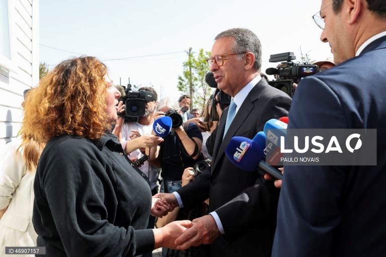 O Presidente da República, António José Seguro, acompanhado pelo presidente da Câmara de Leiria, Gonçalo Lopes fala com uma realojada durante a visita a um parque de habitações modulares  que recebeu vítimas do mau tempo, em Pousos, no quinto dia da sua primeira Presidência Aberta, hoje dedicada ao distrito de Leiria, em Leiria, 10 de abril de 2026. PAULO NOVAIS/LUSA