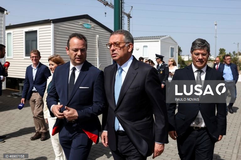 O Presidente da República, António José Seguro, acompanhado pelo presidente da Câmara de Leiria, Gonçalo Lopes durante a visita a um parque de habitações modulares  que recebeu vítimas do mau tempo, em Pousos, no quinto dia da sua primeira Presidência Aberta, hoje dedicada ao distrito de Leiria, em Leiria, 10 de abril de 2026. PAULO NOVAIS/LUSA