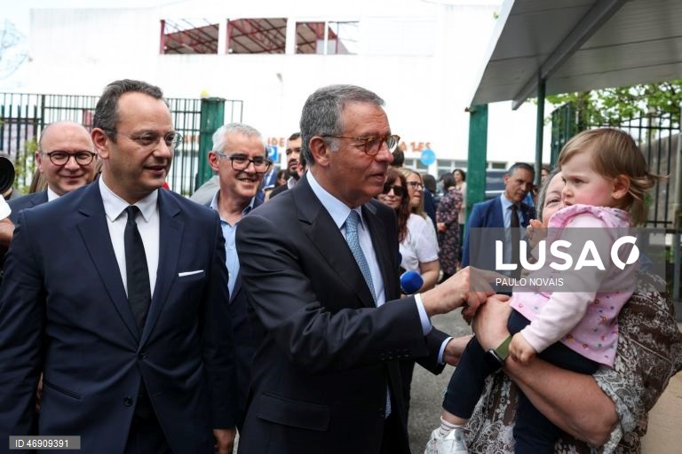 O Presidente da República, António José Seguro (C), durante uma visita à escola de Marrazes destruída pelo mau tempo, no quinto dia da sua primeira Presidência Aberta, hoje dedicada ao distrito de Leiria, 10 de abril de 2026. PAULO NOVAIS/LUSA