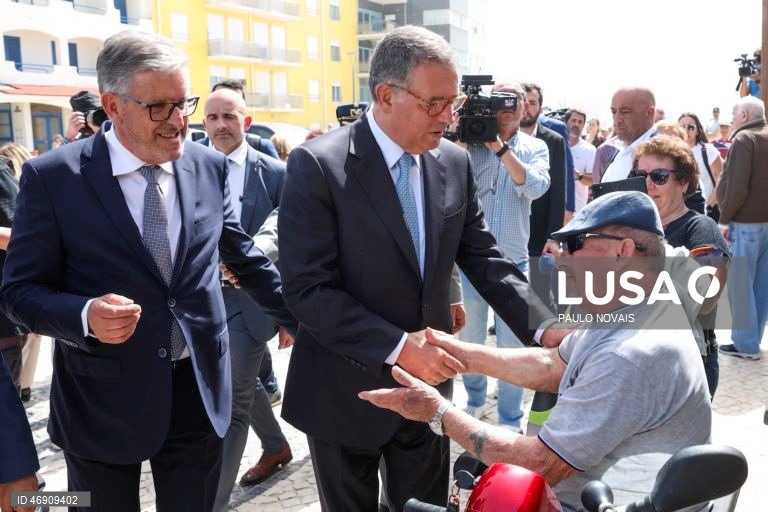 O Presidente da República, António José Seguro (C), durante um passeio na Praia da Vieira de Leiria, no quinto dia da sua primeira Presidência Aberta, hoje dedicada ao distrito de Leiria, Marinha Grande, 10 de abril de 2026. PAULO NOVAIS/LUSA