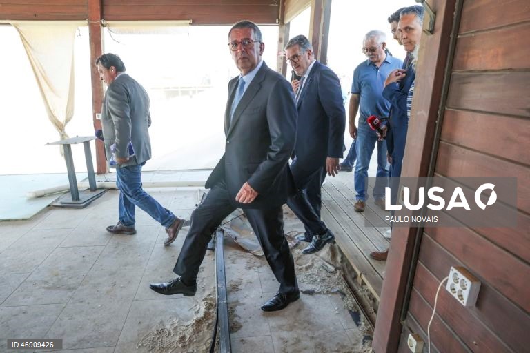O Presidente da República, António José Seguro (C), durante um passeio na Praia da Vieira de Leiria, no quinto dia da sua primeira Presidência Aberta, hoje dedicada ao distrito de Leiria, Marinha Grande, 10 de abril de 2026. PAULO NOVAIS/LUSA