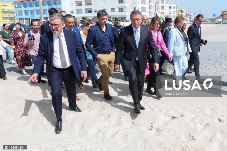 O Presidente da República, António José Seguro (C-D), durante um passeio a pé na Praia da Vieira de Leiria, no quinto dia da sua primeira Presidência Aberta, hoje dedicada ao distrito de Leiria, Marinha Grande, 10 de abril de 2026. PAULO NOVAIS/LUSA