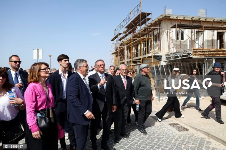 O Presidente da República, António José Seguro (C), durante um passeio a pé na Praia da Vieira de Leiria, no quinto dia da sua primeira Presidência Aberta, hoje dedicada ao distrito de Leiria, Marinha Grande, 10 de abril de 2026. PAULO NOVAIS/LUSA